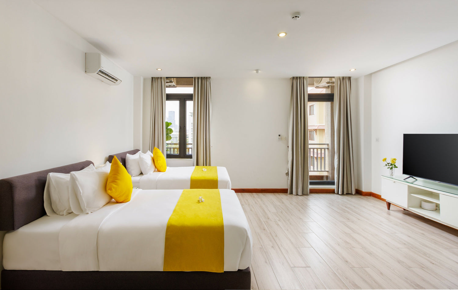 Moder Chic Suite With Balcony - JAYA Suites Hotel Phnom Penh Cambodia - Family Suite